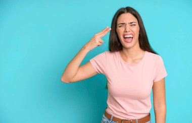 İspanyol güzel kadın mutsuz ve stresli görünüyor, intihar jesti silah işareti yapıyor. boşluk konseptini kopyala