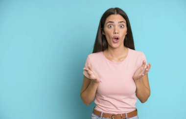 İspanyol güzel kadın son derece şaşırmış ve şok olmuş hissediyor. boşluk konseptini kopyala