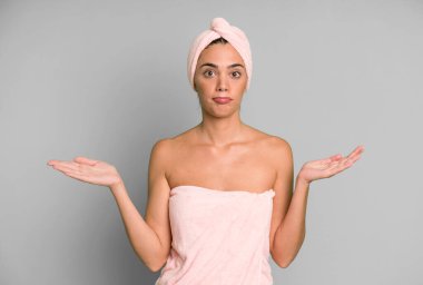 İspanyol güzel kadın şaşkın, şaşkın ve şüpheci hissediyor. Bornoz ve güzellik konsepti