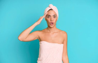 İspanyol güzel kadın mutlu, şaşkın ve şaşırmış görünüyor. Bornoz ve güzellik konsepti