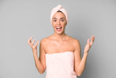 İspanyol güzel kadın kendini mutlu hissediyor ve inanılmaz bir şeye hayret ediyor. Bornoz ve güzellik konsepti