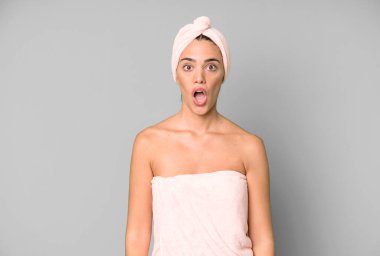 İspanyol güzel kadın çok şaşırmış ya da şaşkın görünüyor. Bornoz ve güzellik konsepti