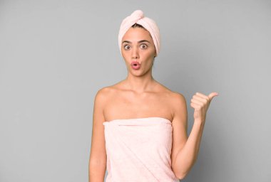 İspanyol güzel bir kadın inançsızlığa şaşırmış görünüyor. Bornoz ve güzellik konsepti