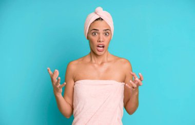 İspanyol güzel kadın inanılmaz bir sürprizle şaşkın, şaşkın ve şaşkın. Bornoz ve güzellik konsepti