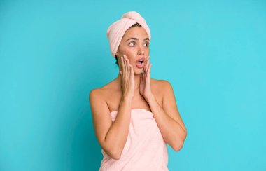 İspanyol güzel kadın mutlu, heyecanlı ve şaşırmış hissediyor. Bornoz ve güzellik konsepti