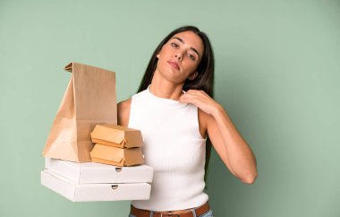 İspanyol güzel kadın stresli, endişeli, yorgun ve hayal kırıklığına uğramış hissediyor. boş ambalaj kutularını kaldır