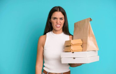 İspanyol güzel kadın şaşkın ve şaşkın hissediyor. boş ambalaj kutularını kaldır