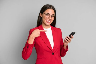 İspanyol, genç, yetişkin ve telefonda konuşan bir iş kadını.