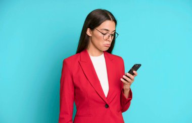 İspanyol, genç, yetişkin ve telefonda konuşan bir iş kadını.