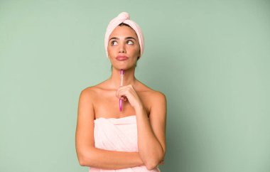 İspanyol, genç, yetişkin ve bornoz giyen etkileyici bir kadın. güzellik ve makyaj konsepti