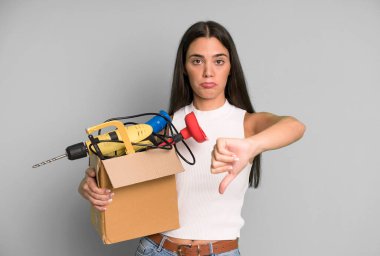 İspanyol genç, güzel, yetişkin ve anlamlı bir kadın. kahya ve alet çantası kavramı