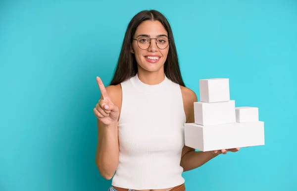 Mujer Bonita Hispana Sonriendo Buscando Amigable Mostrando Número Uno Con —  Fotos de Stock