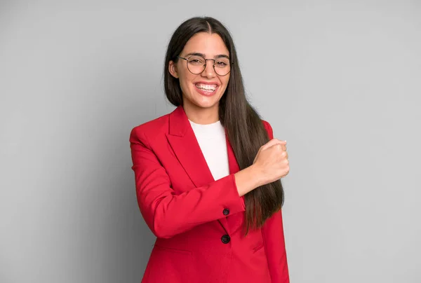 Latino Mooie Vrouw Zich Gelukkig Voelen Geconfronteerd Met Een Uitdaging — Stockfoto