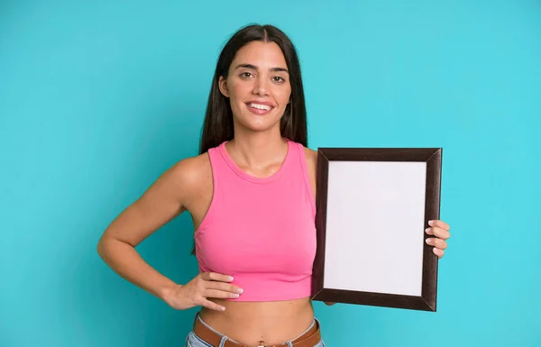 Mujer Bonita Hispana Sonriendo Felizmente Con Una Mano Cadera Confiada —  Fotos de Stock