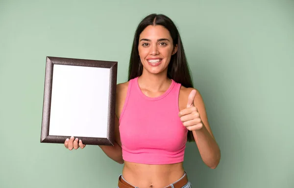 Mujer Bonita Hispana Sintiéndose Orgullosa Sonriendo Positivamente Con Los Pulgares —  Fotos de Stock