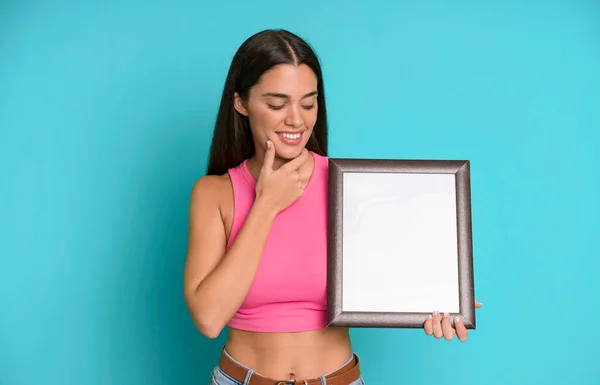 Mujer Bonita Hispana Sonriendo Con Una Expresión Feliz Segura Con —  Fotos de Stock