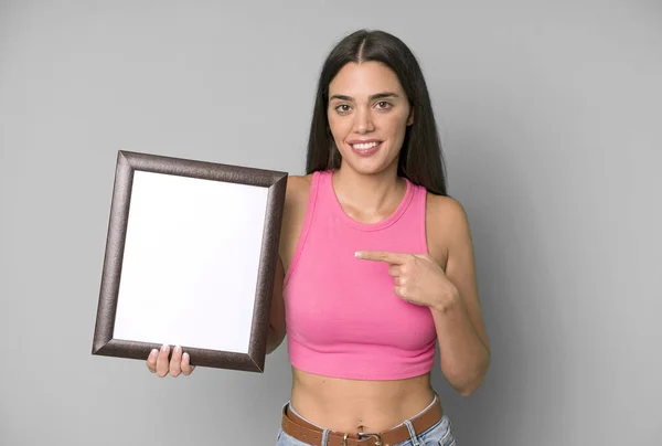 Mujer Bonita Hispana Sonriendo Alegremente Sintiéndose Feliz Señalando Hacia Lado —  Fotos de Stock