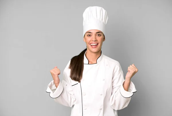Hispanic Mooie Vrouw Voelt Zich Geschokt Lachen Vieren Succes Chef — Stockfoto