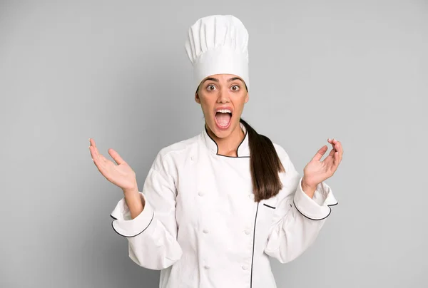 Hispanic Mooie Vrouw Zich Gelukkig Verbaasd Iets Ongelooflijke Chef Kok — Stockfoto