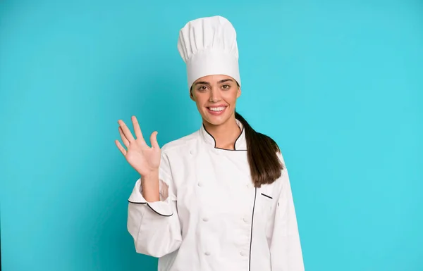 Hispanic Mooie Vrouw Glimlachend Zoek Vriendelijk Tonen Nummer Vijf Chef — Stockfoto