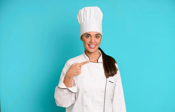 Hispânico Bonita Mulher Sorrindo Alegremente Sentindo Feliz Apontando Para Conceito — Fotografia de Stock