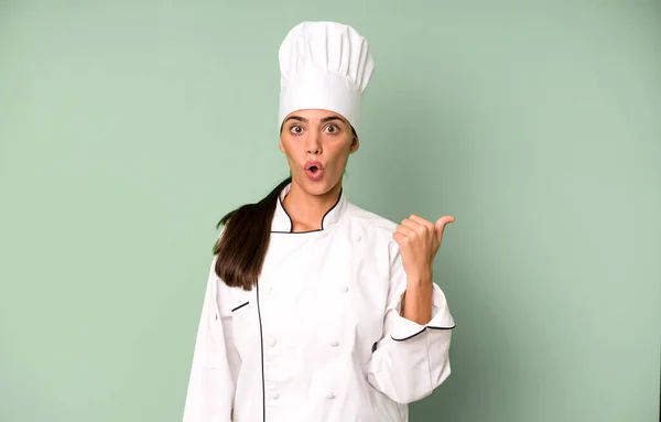 Hispanic Mooie Vrouw Kijken Verbaasd Ongeloof Chef Kok Concept — Stockfoto