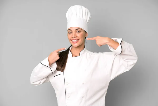 Hispânico Bonita Mulher Sorrindo Confiantemente Apontando Para Próprio Conceito Chef — Fotografia de Stock
