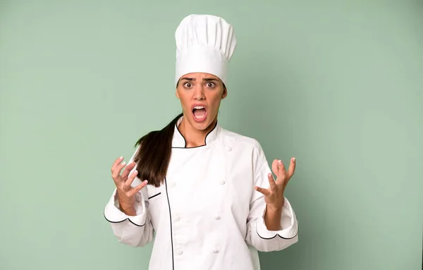 Hispânico Bonita Mulher Espantado Chocado Espantado Com Inacreditável Surpresa Chef — Fotografia de Stock
