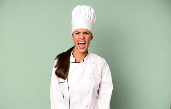 Hispânico Bonita Mulher Gritando Agressivamente Olhando Conceito Chef Muito Irritado — Fotografia de Stock