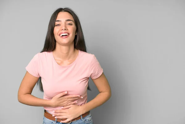 Mujer Bonita Hispana Riéndose Voz Alta Alguna Broma Graciosa Copia — Foto de Stock