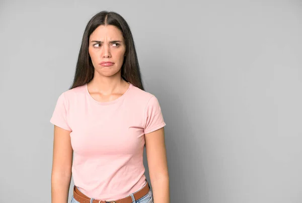 Hispanische Hübsche Frau Die Traurig Verärgert Oder Wütend Ist Und — Stockfoto