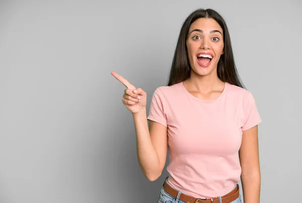 Hispanic Pretty Woman Looking Excited Surprised Pointing Side Copy Space — Stock Photo, Image