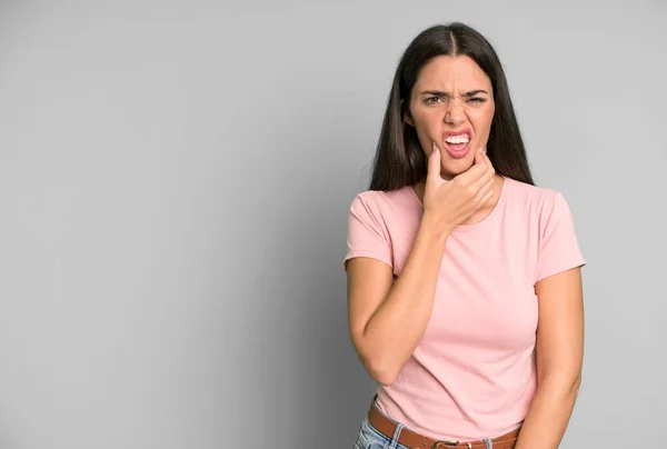 Hispanische Hübsche Frau Mit Weit Geöffnetem Mund Und Augen Und — Stockfoto