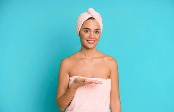 Mujer Bonita Hispana Sonriendo Alegremente Sintiéndose Feliz Mostrando Concepto Albornoz —  Fotos de Stock