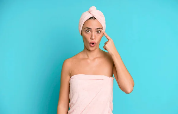 Mujer Bonita Hispana Mirando Sorprendida Realizando Nuevo Pensamiento Idea Concepto —  Fotos de Stock