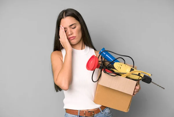 Hispanic Ganska Ung Vuxen Och Uttrycksfull Kvinna Med Verktygslåda Handyman — Stockfoto