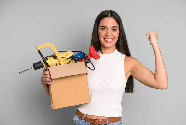 Hispânico Muito Jovem Adulto Mulher Expressiva Com Uma Caixa Ferramentas — Fotografia de Stock