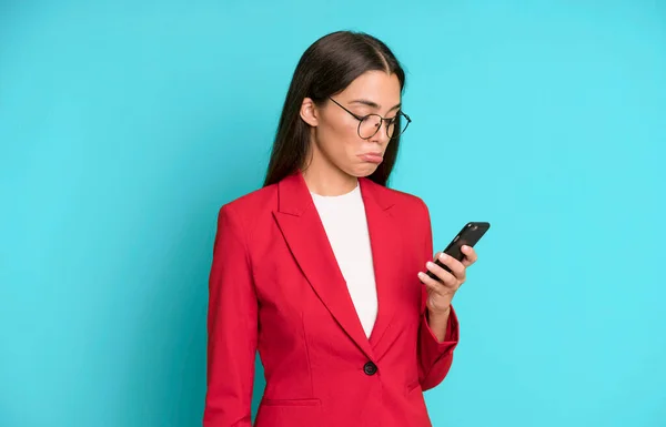 Latinamerikansk Ganska Ung Vuxen Och Uttrycksfull Affärskvinna Med Telefon — Stockfoto