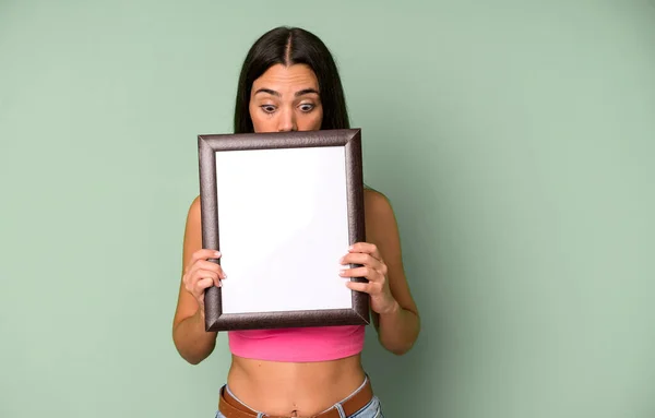 Hispânico Muito Jovem Adulto Expressiva Mulher Segurando Uma Moldura Branca — Fotografia de Stock