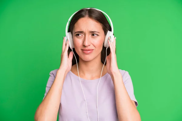 Ung Vacker Kvinna Lyssnar Musik Med Sina Hörlurar — Stockfoto