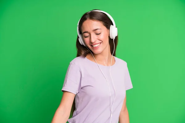 Jeune Jolie Femme Écouter Musique Avec Son Casque — Photo