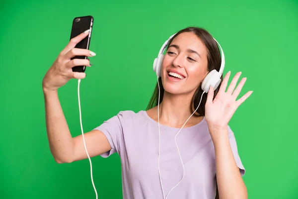 Jong Mooi Vrouw Luisteren Muziek Met Haar Hoofdtelefoon — Stockfoto