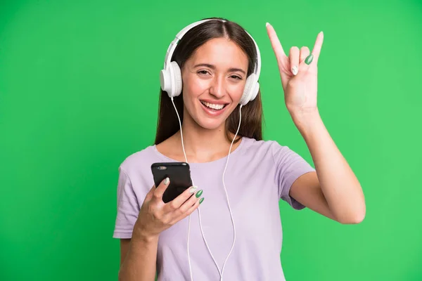 Молода Красива Жінка Слухає Музику Своїми Навушниками — стокове фото