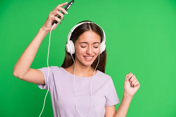 若い女性がヘッドフォンで音楽を聴いていて — ストック写真