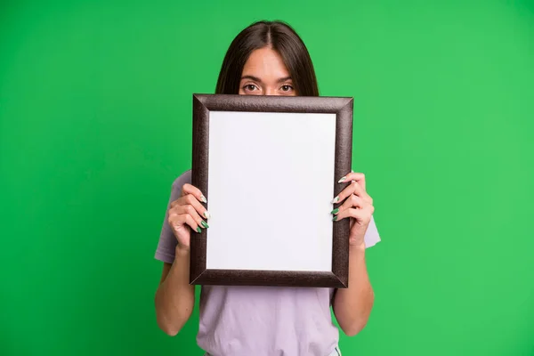 Junge Hübsche Frau Mit Leerem Leeren Bilderrahmen — Stockfoto