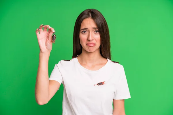 Ung Vacker Kvinna Med Kackerlacka Begreppet Insekter Angrepp — Stockfoto