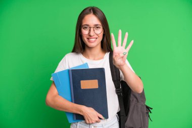 Genç, güzel bir bayan gülümsüyor ve arkadaş canlısı görünüyor, dört numarayı gösteriyor. Kitap konsepti olan üniversite öğrencisi