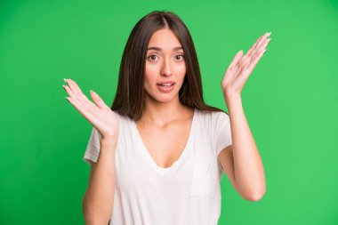 İspanyol güzel kadın şok olmuş ve şaşırmış görünüyor, inanılmaz bir şey fark ettiğinde çene şaşkın