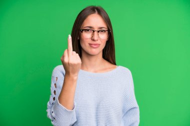 İspanyol güzel kadın kızgın, sinirli, isyankar ve agresif orta parmağını sallayarak karşılık veriyor.