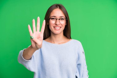 İspanyol güzel kadın gülümsüyor ve arkadaş canlısı görünüyor. Elleri önde, geriye doğru sayıyor.